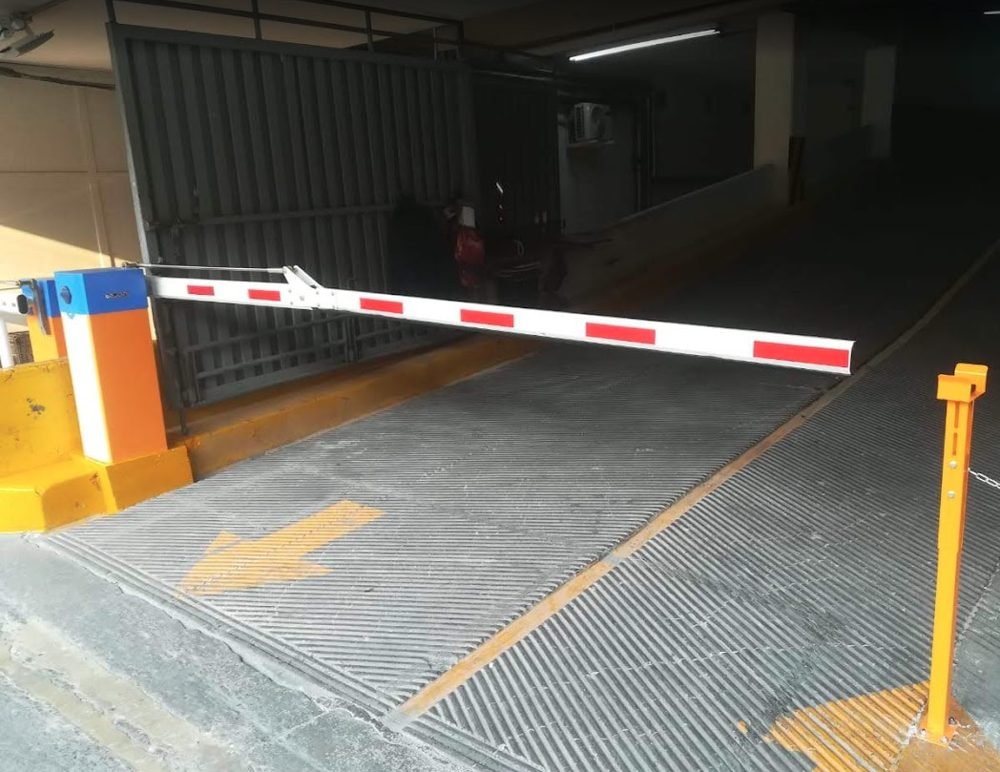 Barrera vehicular en la entrada de un estacionamiento de empresa